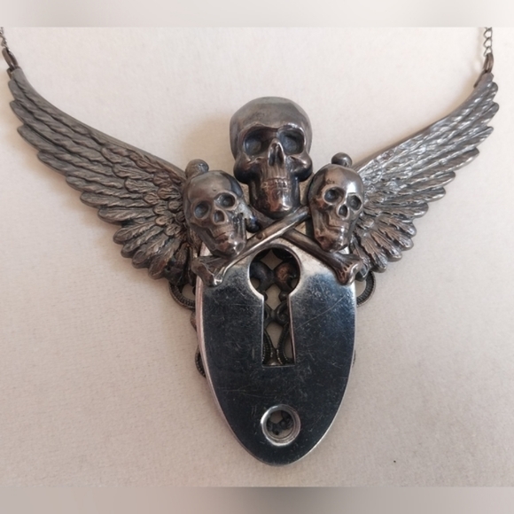 Bella Lili " Henchmen" skull w/ wings keyhole gothic necklace - Picture 3 of 6